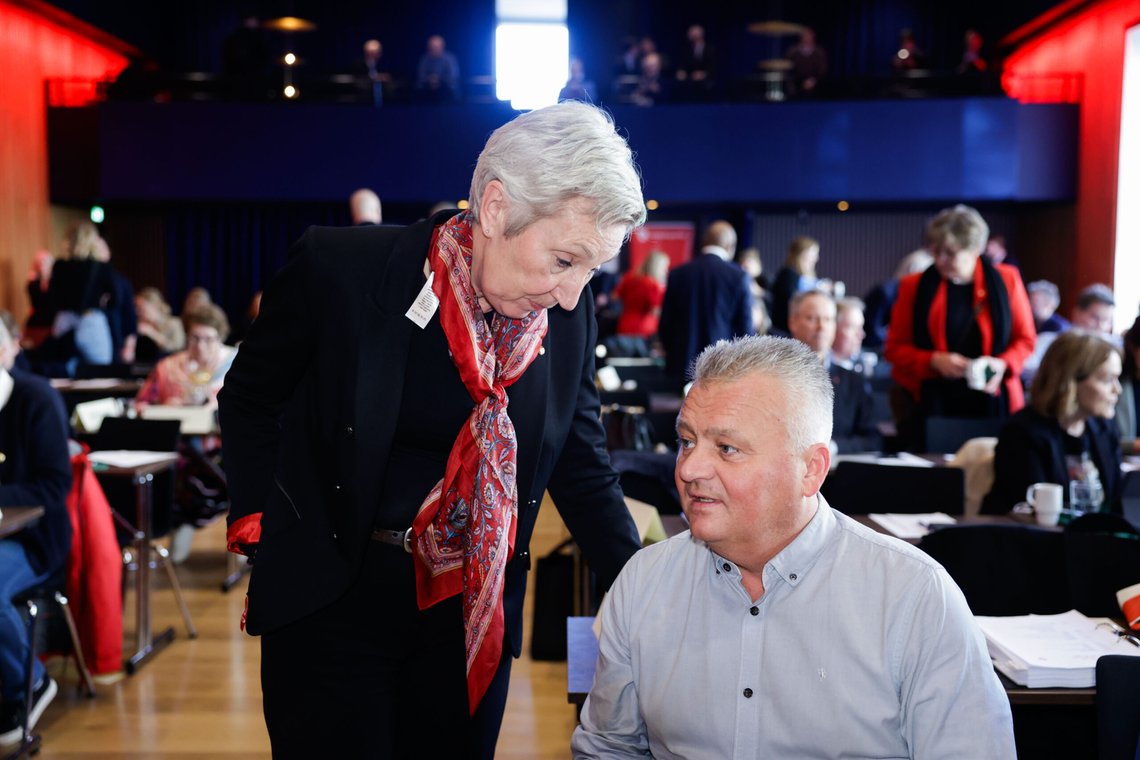 LO-leder Peggy Hessen Følsvik og tidligere leder av Fellesforbundet Jørn Eggum diskuterer hva de skal bruke bistandspengene til. Foto: Paul S. Amundsen / NTB LO-leder Peggy Hessen Følsvik og tidligere leder av Fellesforbundet Jørn Eggum diskuterer hva de skal bruke bistandspengene til. Foto: Paul S. Amundsen / NTB
