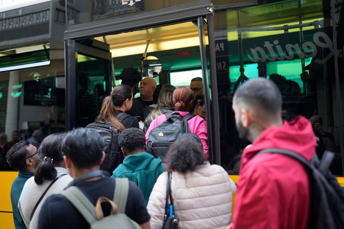 People try to board a crowded bus after the subway stopped running following a power outage in Lisbon, Portugal, Monday, April 28, 2025. (AP Photo/Armando Franca) People try to board a crowded bus after the subway stopped running following a power outage in Lisbon, Portugal, Monday, April 28, 2025. (AP Photo/Armando Franca)