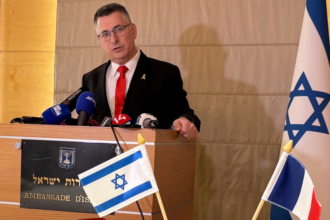 Israels utenriksminister Gideon Sa'ar taler ved Israels ambassade etter sitt møte med Frankrikes utenriksminister Jean-Noel Barrot, torsdag 3. april 2025 i Paris. Macron vurderer å anerkjenne en palestinsk stat. Nå har Sa'ar besøkt sin britiske kollega David Lammy. Foto: AP /Nicolas Garriga/ NTB Israels utenriksminister Gideon Sa'ar taler ved Israels ambassade etter sitt møte med Frankrikes utenriksminister Jean-Noel Barrot, torsdag 3. april 2025 i Paris. Macron vurderer å anerkjenne en palestinsk stat. Nå har Sa'ar besøkt sin britiske kollega David Lammy. Foto: AP /Nicolas Garriga/ NTB