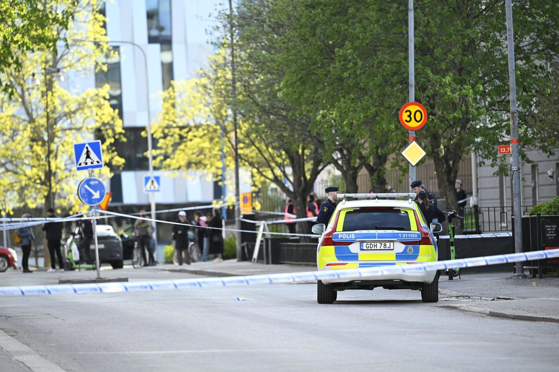 Flere personer ble funnet med skader som er forenlige med skyting. Hendelsen fant sted sentralt i Uppsala. Foto: Fredrik Sandberg / TT / NTB Flere personer ble funnet med skader som er forenlige med skyting. Hendelsen fant sted sentralt i Uppsala. Foto: Fredrik Sandberg / TT / NTB
