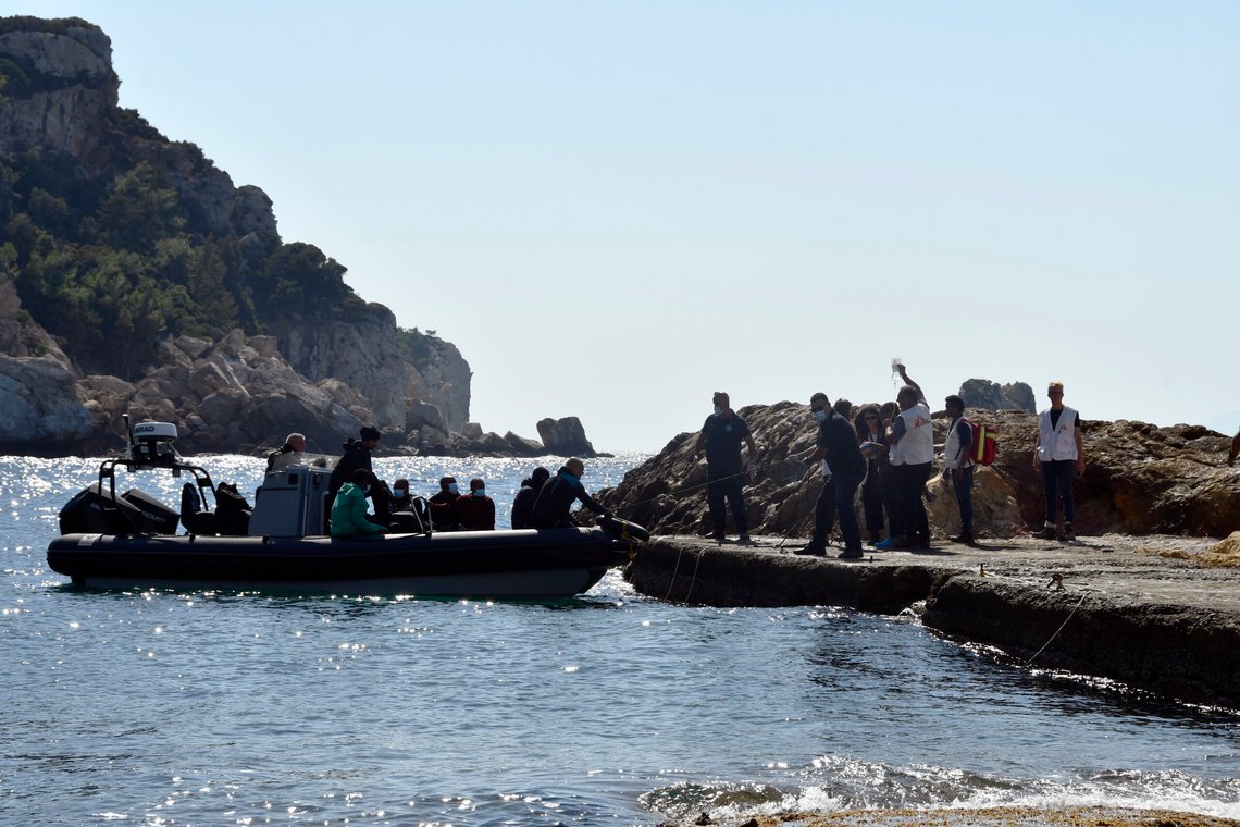 Kinesiske selskaper bruker nettstedet Alibaba for å selge oppblåsbare båter til bruk av menneskesmuglere. Mange av migrantene ankommer den engelske kysten ved Dover. Bildet er fra øya Samos i Egeerhavet, Hellas. Foto: AP /Michael Svarnias/ NTB Kinesiske selskaper bruker nettstedet Alibaba for å selge oppblåsbare båter til bruk av menneskesmuglere. Mange av migrantene ankommer den engelske kysten ved Dover. Bildet er fra øya Samos i Egeerhavet, Hellas. Foto: AP /Michael Svarnias/ NTB