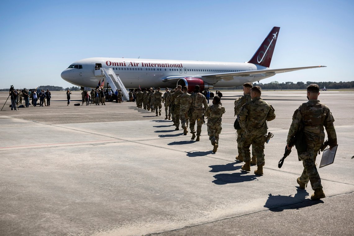 Amerikanske soldater på vei til Tyskland fra en base i Savannah i mars 2022, i etterkant av Russlands invasjon av Ukraina i full skala. Nå sier kilder til NBC News at deler av styrken som ble utplassert den gang, skal trekkes tilbake. Foto: Stephen B. Morton / AP / NTB Amerikanske soldater på vei til Tyskland fra en base i Savannah i mars 2022, i etterkant av Russlands invasjon av Ukraina i full skala. Nå sier kilder til NBC News at deler av styrken som ble utplassert den gang, skal trekkes tilbake. Foto: Stephen B. Morton / AP / NTB