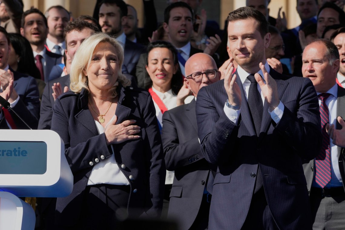 Frankrikes RN-leder Marine Le Pen ved siden av partileder Jordan Bardella under demonstrasjonen nær det franske parlamentet i Paris søndag Foto: Michel Euler/AP/NTB Frankrikes RN-leder Marine Le Pen ved siden av partileder Jordan Bardella under demonstrasjonen nær det franske parlamentet i Paris søndag Foto: Michel Euler/AP/NTB
