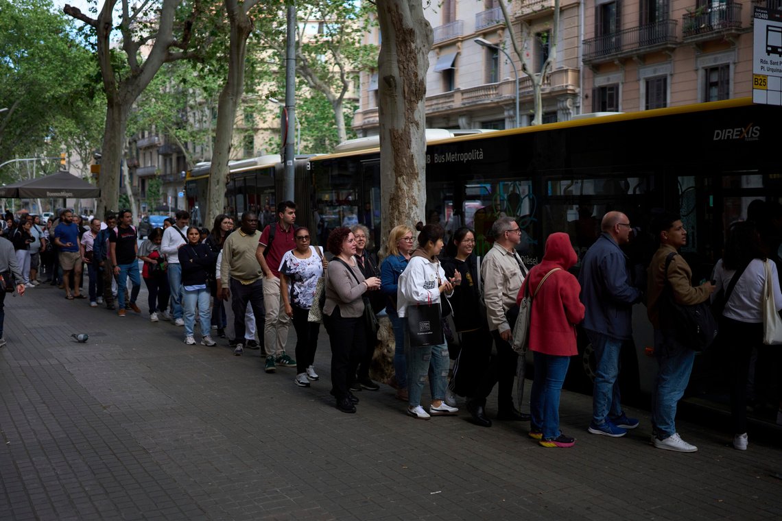 People board on a bus, during a major power outage in Barcelona, Spain, Monday, April 28, 2025. (AP Photo/Emilio Morenatti) People board on a bus, during a major power outage in Barcelona, Spain, Monday, April 28, 2025. (AP Photo/Emilio Morenatti)