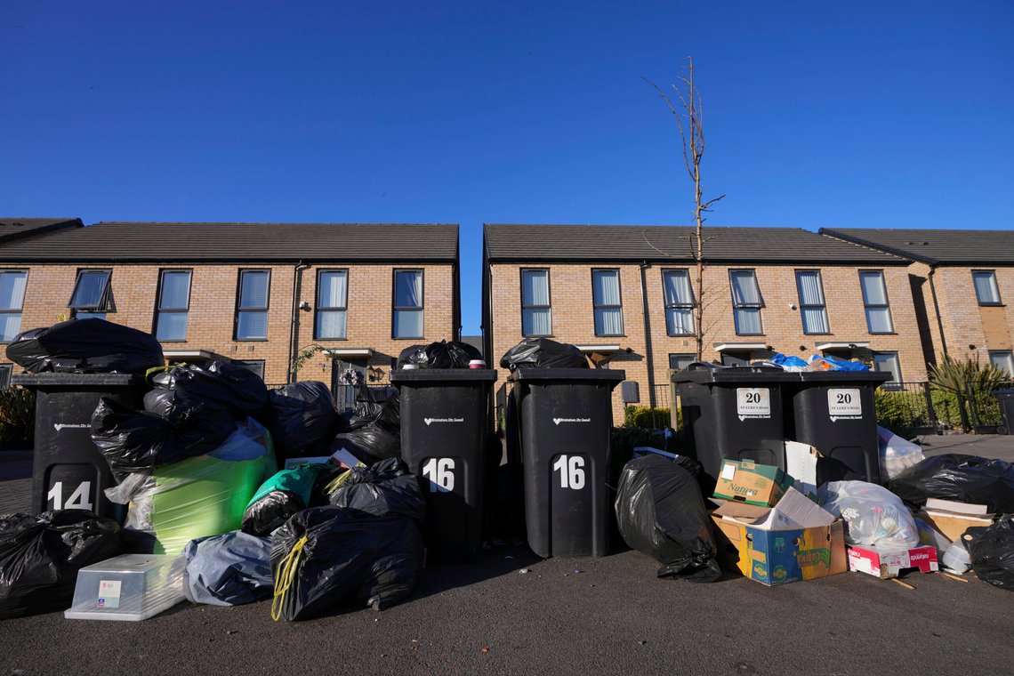 Søppel hoper seg opp i en boliggate i Birmingham, England, 7. april 2025, midt under en pågående streik blant renovasjonsarbeiderne i byen. Foto: Kirsty Wigglesworth, AP-NTB. Søppel hoper seg opp i en boliggate i Birmingham, England, 7. april 2025, midt under en pågående streik blant renovasjonsarbeiderne i byen. Foto: Kirsty Wigglesworth, AP-NTB.