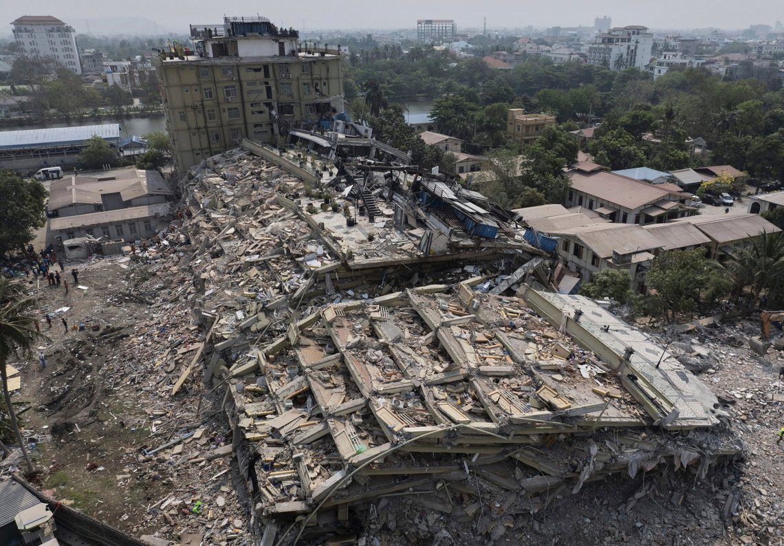 I dette bildet utgitt av Xinhua News Agency, utfører redningsarbeidere søk etter overlevende ved det kollapsede Sky Villa-boligen i Mandalay, Myanmar, tirsdag 1. april 2025. Foto: Cai Yang/Xinhua via AP/NTB I dette bildet utgitt av Xinhua News Agency, utfører redningsarbeidere søk etter overlevende ved det kollapsede Sky Villa-boligen i Mandalay, Myanmar, tirsdag 1. april 2025. Foto: Cai Yang/Xinhua via AP/NTB