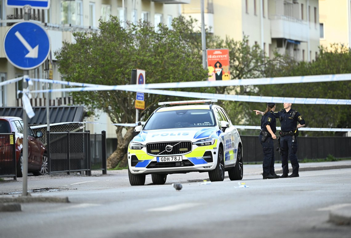 UPPSALA, SVERIGE 20250429
Polis på plats efter att flera personer dödats i en skottlossning vid Vaksala torg i centrala Uppsala på tisdagseftermiddagen.
Foto: Fredrik Sandberg / TT / Kod 10080 UPPSALA, SVERIGE 20250429
Polis på plats efter att flera personer dödats i en skottlossning vid Vaksala torg i centrala Uppsala på tisdagseftermiddagen.
Foto: Fredrik Sandberg / TT / Kod 10080