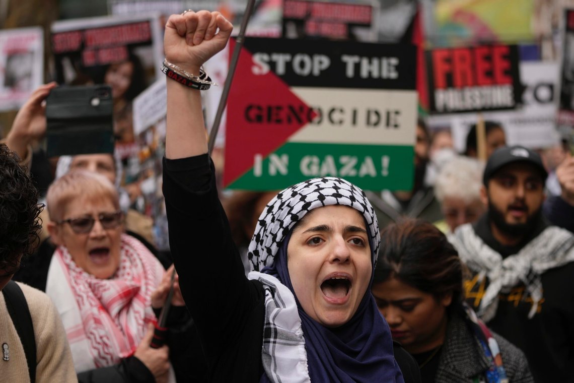 Palestina-aktivister i London krever at lokale bydeler trekker støtte til Israel. Foto: AP/Kin Cheung/NTB Palestina-aktivister i London krever at lokale bydeler trekker støtte til Israel. Foto: AP/Kin Cheung/NTB