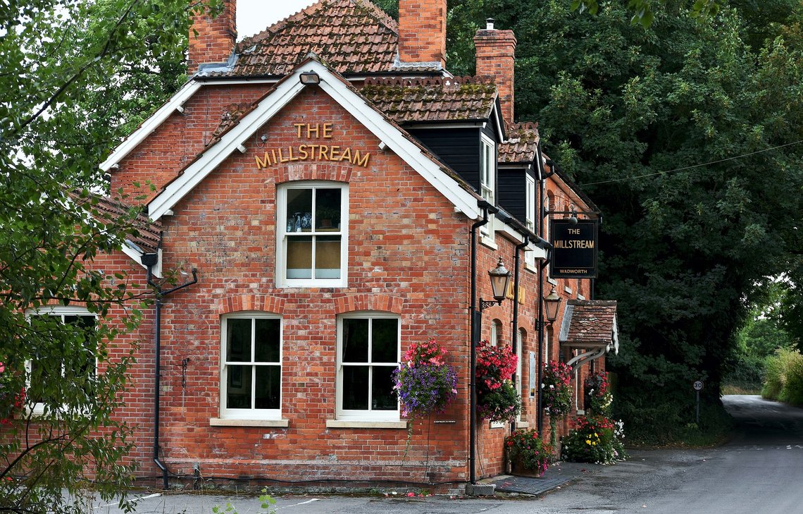 Pubkulturen er en viktig del av britisk kultur og historie, og en sosial samlingsplass hvor briter møtes. Men Labour ser ut til å være det endelige nådestøtet for britiske puber. Foto: Pixabay Pubkulturen er en viktig del av britisk kultur og historie, og en sosial samlingsplass hvor briter møtes. Men Labour ser ut til å være det endelige nådestøtet for britiske puber. Foto: Pixabay
