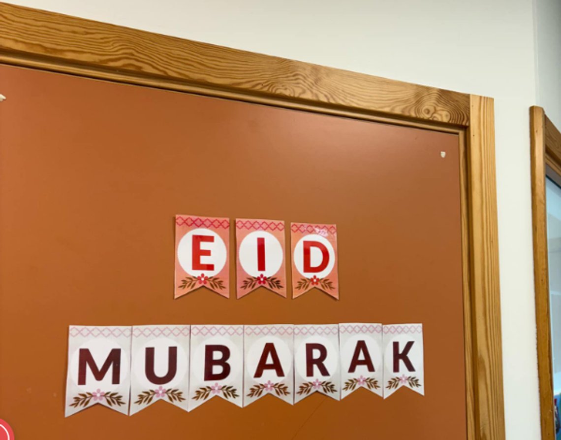 Slik så inngangsdøren til klasserommet ut da en syv år gammel kristen jente ble tvunget til å feire eid på Lorensborgsskolan i Malmö. Foto: X/ Littorin Slik så inngangsdøren til klasserommet ut da en syv år gammel kristen jente ble tvunget til å feire eid på Lorensborgsskolan i Malmö. Foto: X/ Littorin