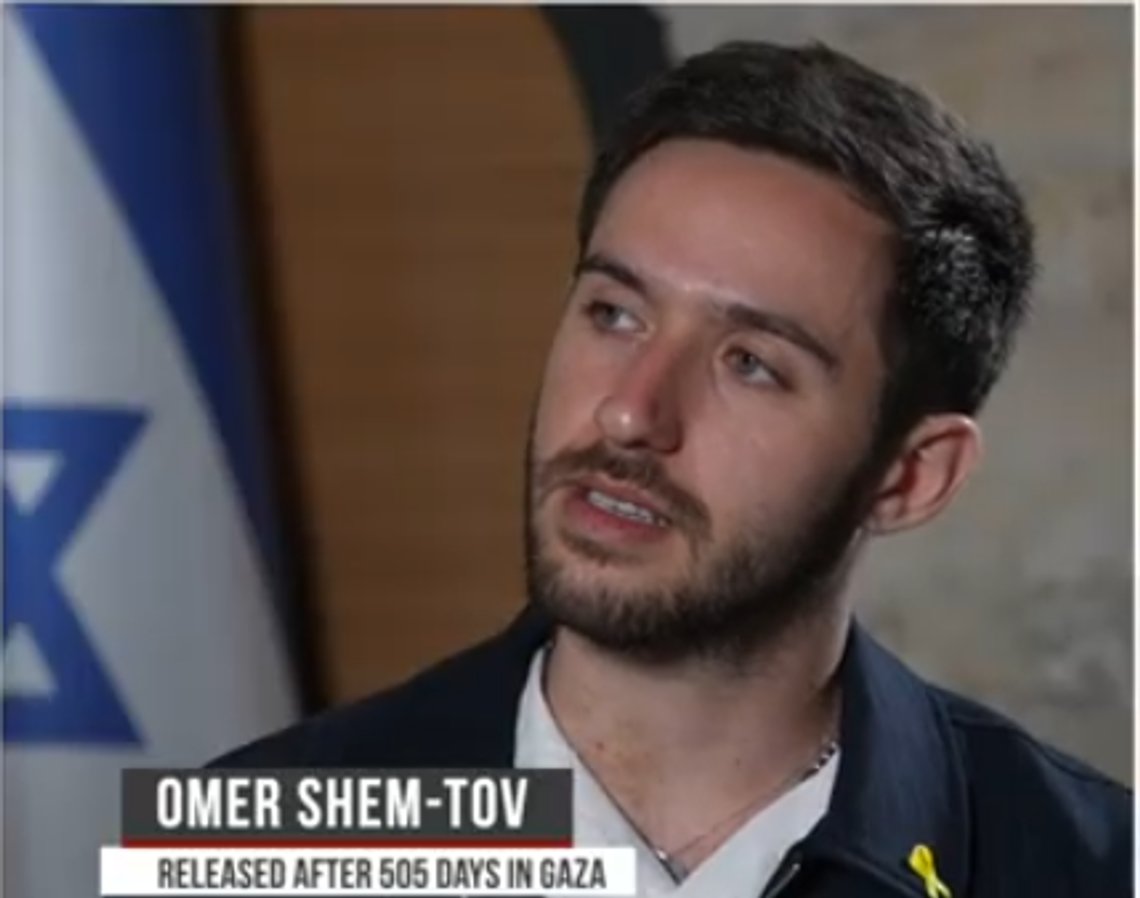 Omer Shem-Tov satt som gissel i 505 dager, mesteparten av tiden isolert i tunellene. Så ble han fri, og deretter fikk han en telefon fra Erling Braut Haaland. Stillbilde YouTube Omer Shem-Tov satt som gissel i 505 dager, mesteparten av tiden isolert i tunellene. Så ble han fri, og deretter fikk han en telefon fra Erling Braut Haaland. Stillbilde YouTube