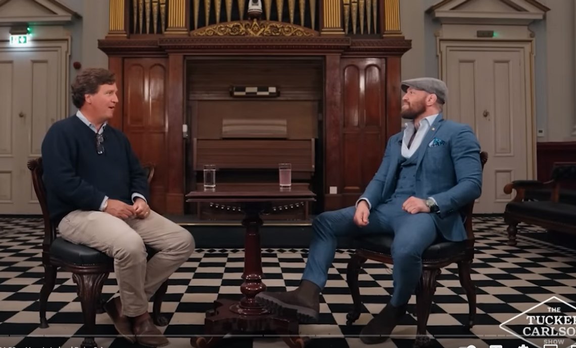 The Tucker Carlson Show, stillbilde fra YouTube. Conor McGregor til høyre på bildet. The Tucker Carlson Show, stillbilde fra YouTube. Conor McGregor til høyre på bildet.