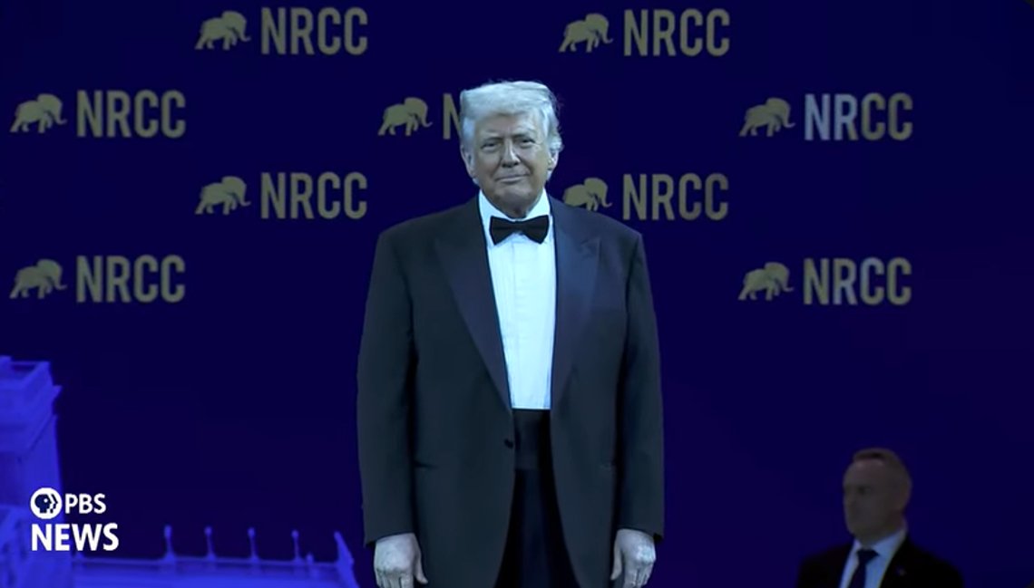 USAs president Donald Trump rett før han startet sin tale under NRCC President's Dinner. Stillbilde PBS News USAs president Donald Trump rett før han startet sin tale under NRCC President's Dinner. Stillbilde PBS News