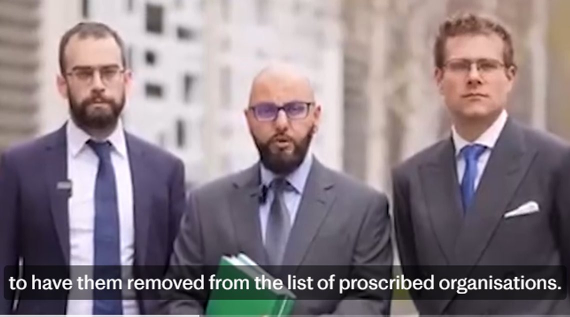 Franck Magennis, Fahad Ansari og Daniel Grütters er advokater som representerer Hamas. Stillbilde video/ X Franck Magennis, Fahad Ansari og Daniel Grütters er advokater som representerer Hamas. Stillbilde video/ X