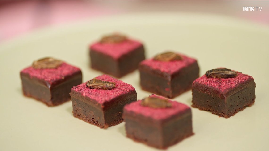 SIRISS-BROWNIES: I Bakermesterskapet junior får NRK barn til å smake på sirisser. Foto: Skjermdump/NRK. SIRISS-BROWNIES: I Bakermesterskapet junior får NRK barn til å smake på sirisser. Foto: Skjermdump/NRK.