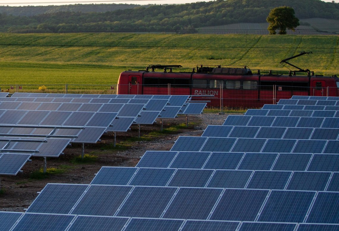 To industrier som får klimaentusiaster til å smile: Solceller og elektrisk drevne tog. Lønnsomheten er dog ikke-eksisterende. Foto: Pixabay To industrier som får klimaentusiaster til å smile: Solceller og elektrisk drevne tog. Lønnsomheten er dog ikke-eksisterende. Foto: Pixabay