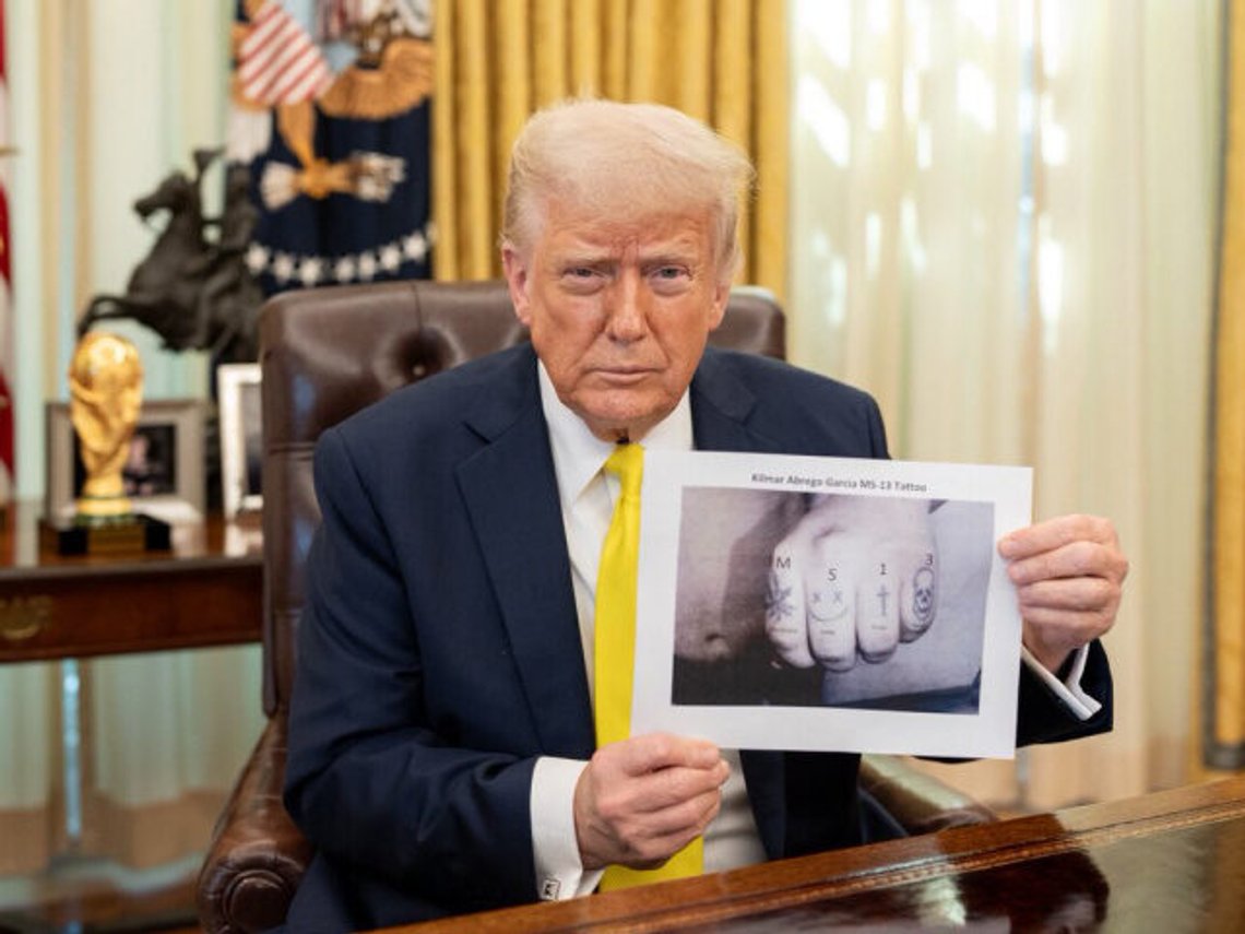 Donald Trump viser frem et bilde av tatoveringene til den illegale migranten Kilmar Abrego Garcia. Tatoveringen skal vise at Garcia er tilknyttet MS-13. Foto: X/ @realDonaldTrump Donald Trump viser frem et bilde av tatoveringene til den illegale migranten Kilmar Abrego Garcia. Tatoveringen skal vise at Garcia er tilknyttet MS-13. Foto: X/ @realDonaldTrump