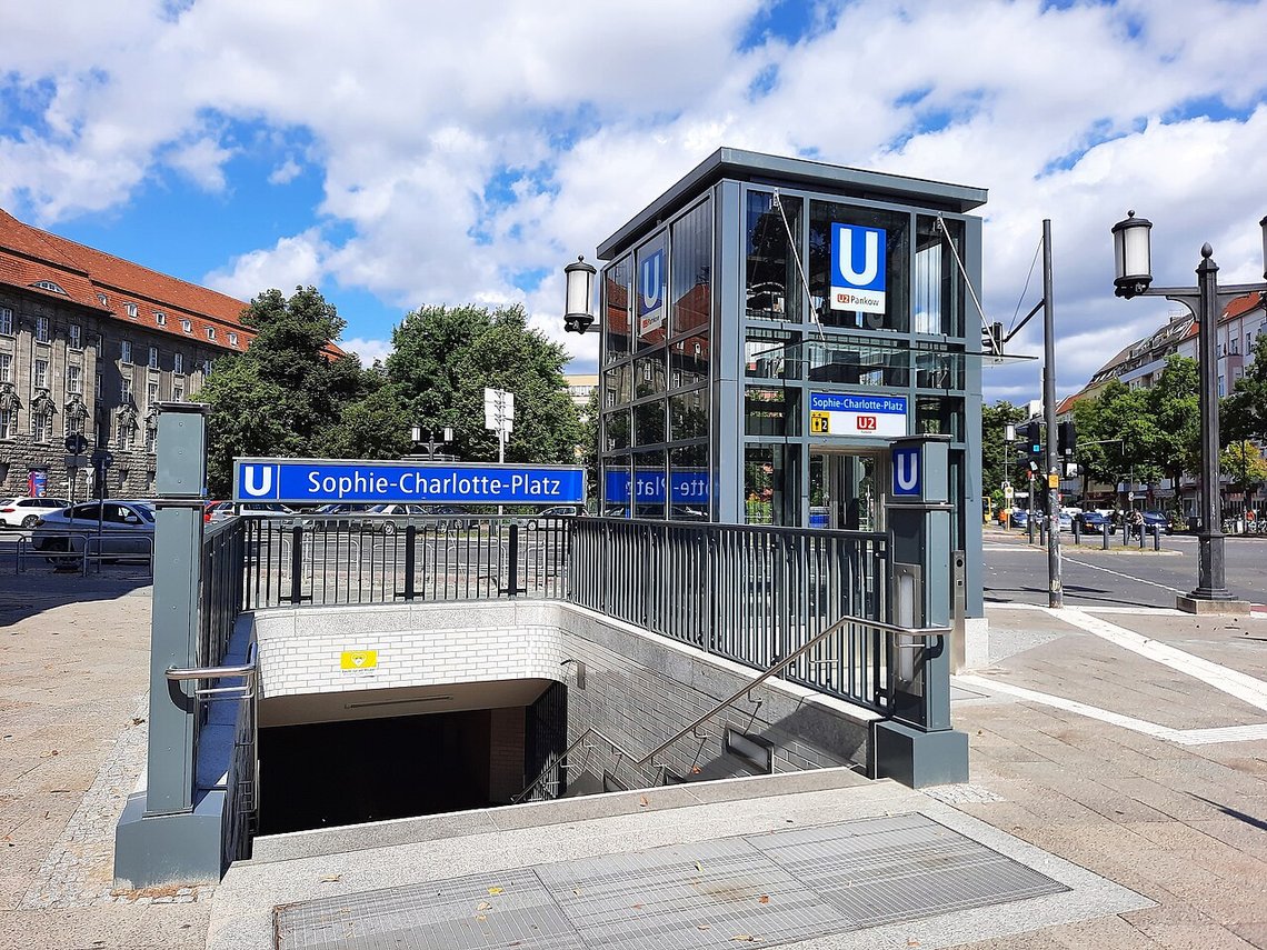 Sophie-Charlotte-Platz var lørdag avsperret av politiet efter knivstikkingen. Foto: Fridolin freudenfett CC BY-SA 4.0 Sophie-Charlotte-Platz var lørdag avsperret av politiet efter knivstikkingen. Foto: Fridolin freudenfett CC BY-SA 4.0