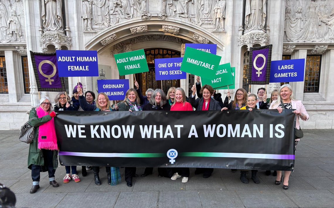 Heltene fra For Women Scotland feirer seieren i UK Supreme Court, som endelig gir fornuften rett i det tullete spørsmålet om hva en kvinne egentlig er. Foto: FWS Heltene fra For Women Scotland feirer seieren i UK Supreme Court, som endelig gir fornuften rett i det tullete spørsmålet om hva en kvinne egentlig er. Foto: FWS