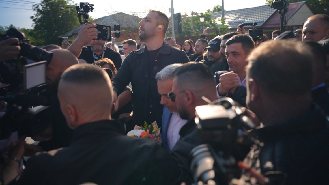 Folk samles om AURs presidentkandidat George Simion utenfor et valglokale i Bucuresti den 4. mai 2025. Foto: Jonathan Wong / VoxPopuli. Folk samles om AURs presidentkandidat George Simion utenfor et valglokale i Bucuresti den 4. mai 2025. Foto: Jonathan Wong / VoxPopuli.