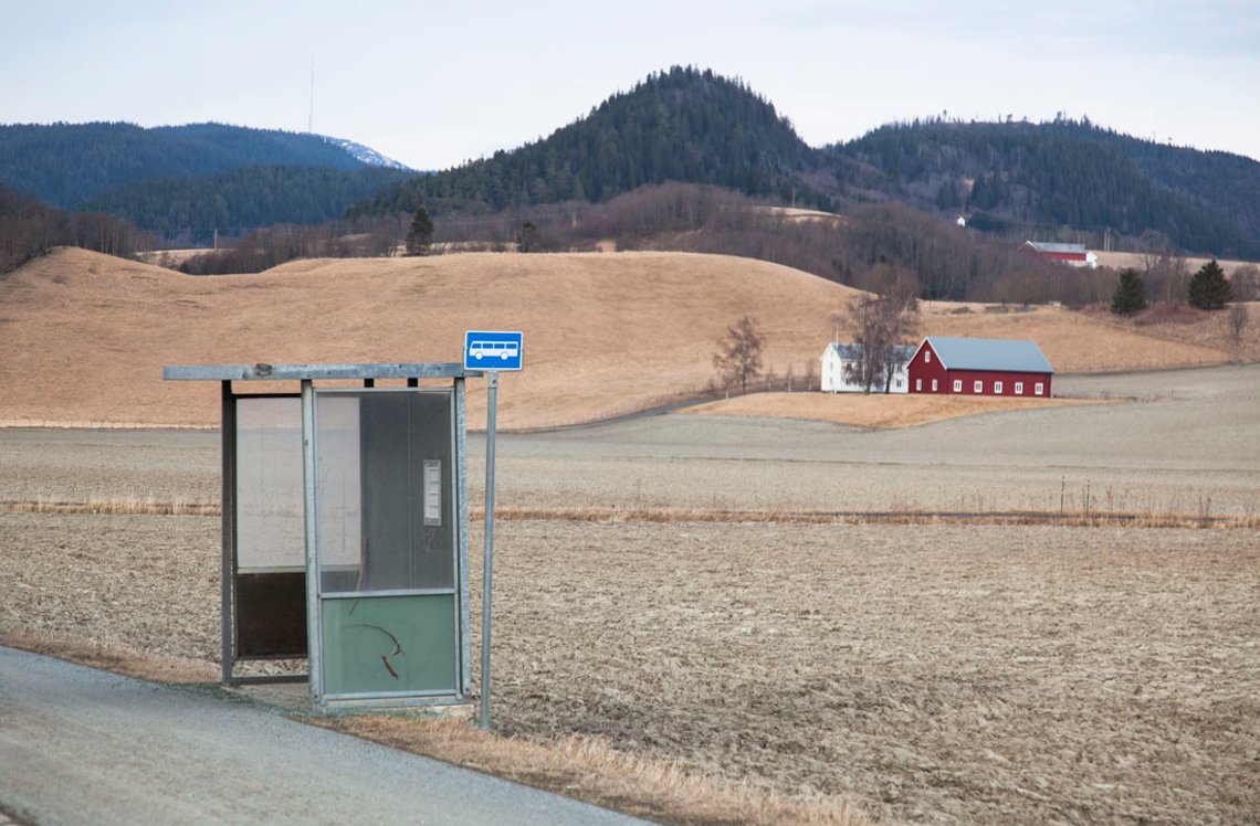 Bussholdeplass et sted i Trøndelag. Illustrasjonsfoto: Bente Haarstad. Bussholdeplass et sted i Trøndelag. Illustrasjonsfoto: Bente Haarstad.