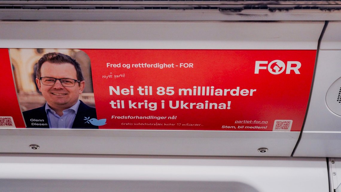 Reklameplakater til partiet Fred og rettferdighet (FOR) på T-banen i Oslo den 19. mai 2025. Foto: Ole Berg-Rusten / NTB. FOR-plakat mot Ukraina-krigen t-banen Oslo