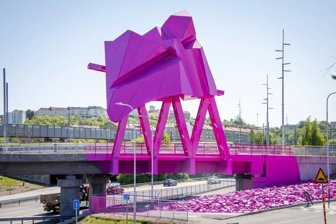 Skulpturen bLINK ved Göteborg kostet 26 millioner svenske kroner, og ble høytidelig åpnet torsdag 15. mai. Foto: Statens konstråd. Skulpturen bLINK ved Göteborg kostet 26 millioner svenske kroner, og ble høytidelig åpnet torsdag 15. mai. Foto: Statens konstråd.