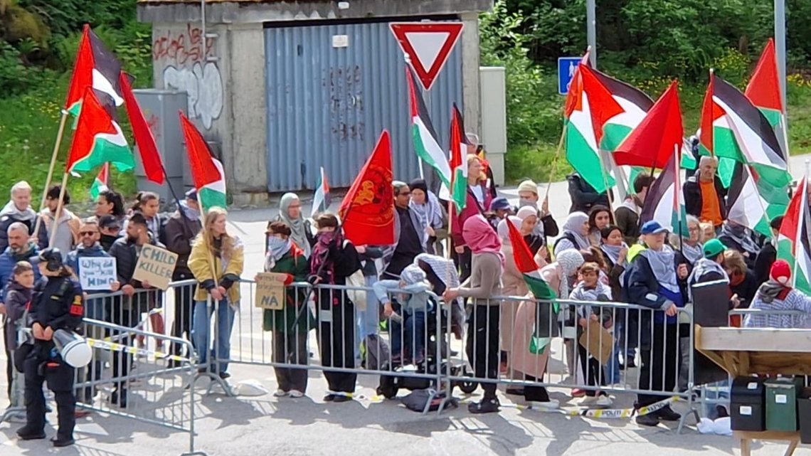 AKTIVISTER: Palestina-aktivister er i full sving med paroler, ropert og finlandshette utenfor Konservativt Forum i Bergen. Foto: Frederic Ziem AKTIVISTER: Palestina-aktivister er i full sving med paroler, ropert og finlandshette utenfor Konservativt Forum i Bergen. Foto: Frederic Ziem