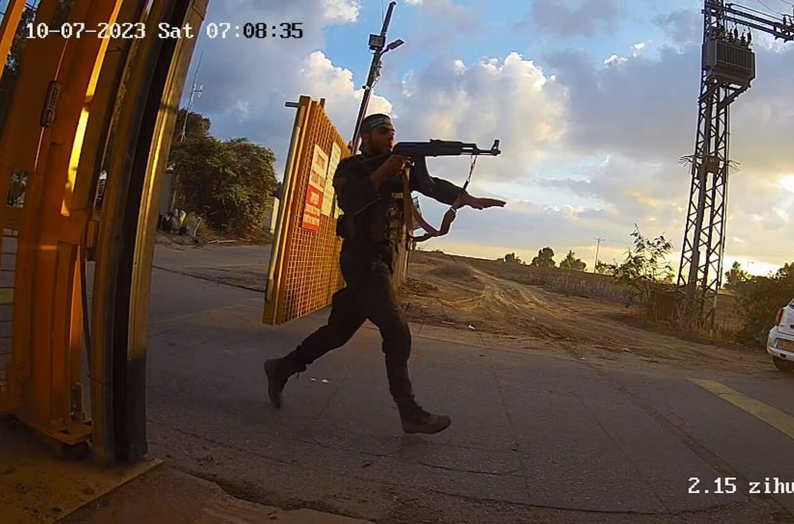 Hamas-terrorister stormer kibbutz 7. oktober 2023. Bilde fra overvåkningskamera Hamas-terrorister stormer kibbutz 7. oktober 2023. Bilde fra overvåkningskamera
