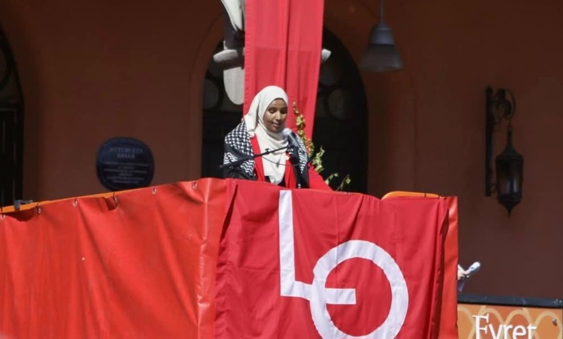 SVs nestleder Marion Hussein brukte 1. mai til å advare mot fascisme, iført hijab, som regnes som islamismens fremste symbol. Foto: Hanni Afsar. SVs nestleder Marion Hussein brukte 1. mai til å advare mot fascisme, iført hijab, som regnes som islamismens fremste symbol. Foto: Hanni Afsar.