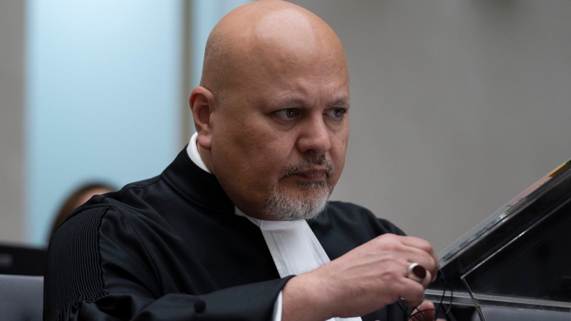 ICC hovedanklager Karim Khan har alvorlige beskyldninger om sexovergrep mot seg og har nå mistet jobben. (Foto: Peter Dejong / AP / NTB) ICC hovedanklager Karim Khan har alvorlige beskyldninger om sexovergrep mot seg og har nå mistet jobben. (Foto: Peter Dejong / AP / NTB)