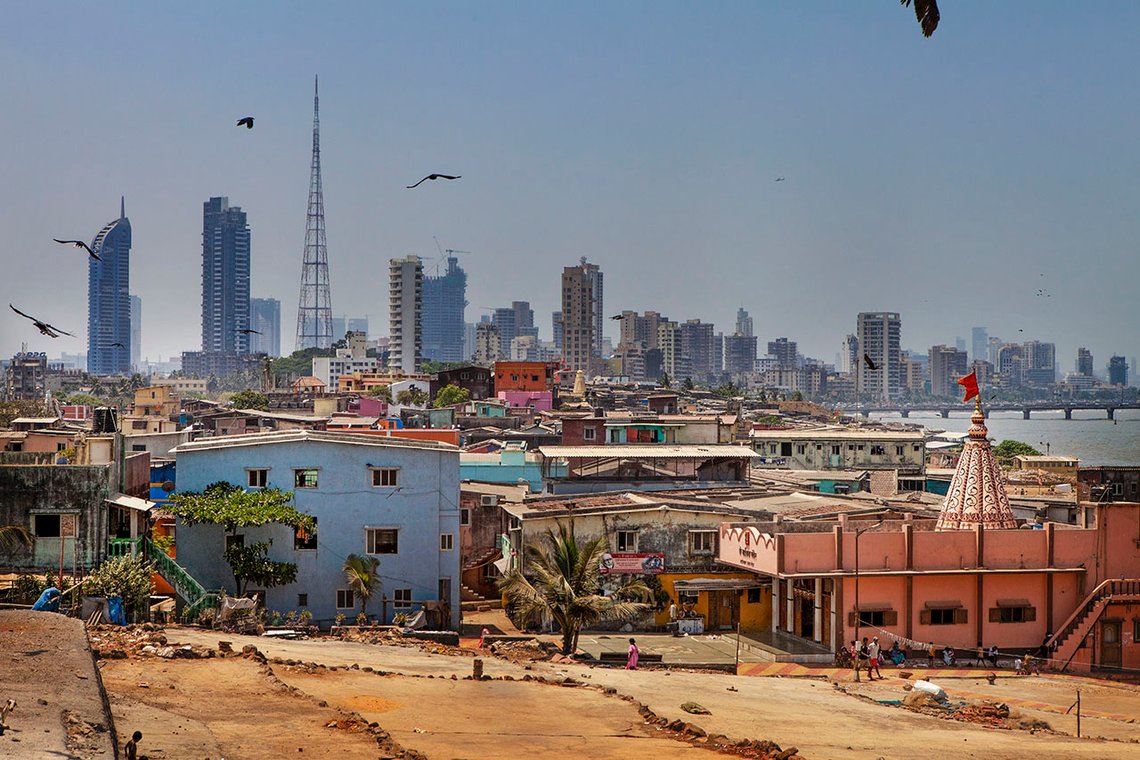 I bakgrunnen ser vi det nye Mumbai gro frem. Foto: Arnt Jensvoll I bakgrunnen ser vi det nye Mumbai gro frem. Foto: Arnt Jensvoll