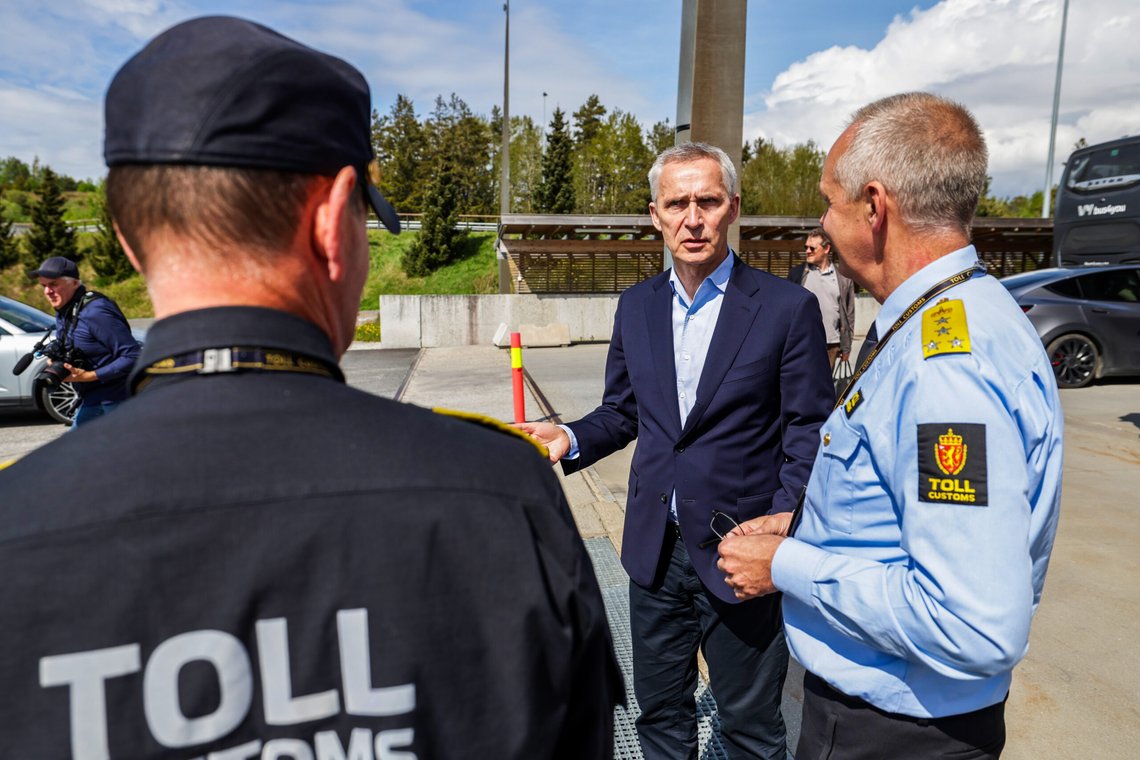 Svinesund 20250510.
Finansminister Jens Stoltenberg (Ap) besøker Svinesund tollkontor.
Foto: Thomas Andersen / NTB Svinesund 20250510.
Finansminister Jens Stoltenberg (Ap) besøker Svinesund tollkontor.
Foto: Thomas Andersen / NTB