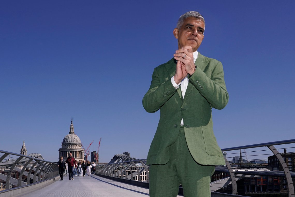 Labour-partiets ordfører i London, Sadiq Khan, poserer for media på Millennium Bridge. Foto: AP /Alberto Pezzali/ NTB Labour-partiets ordfører i London, Sadiq Khan, poserer for media på Millennium Bridge. Foto: AP /Alberto Pezzali/ NTB