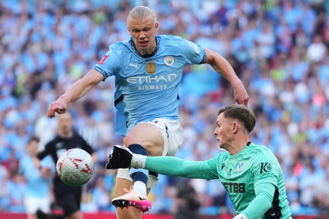 Situasjonen der mange mener Crystal Palace-keeper Dean Henderson burde vært utvist i lørdagens FA-cupfinale. Foto: Kirsty Wigglesworth, AP / NTB Situasjonen der mange mener Crystal Palace-keeper Dean Henderson burde vært utvist i lørdagens FA-cupfinale. Foto: Kirsty Wigglesworth, AP / NTB