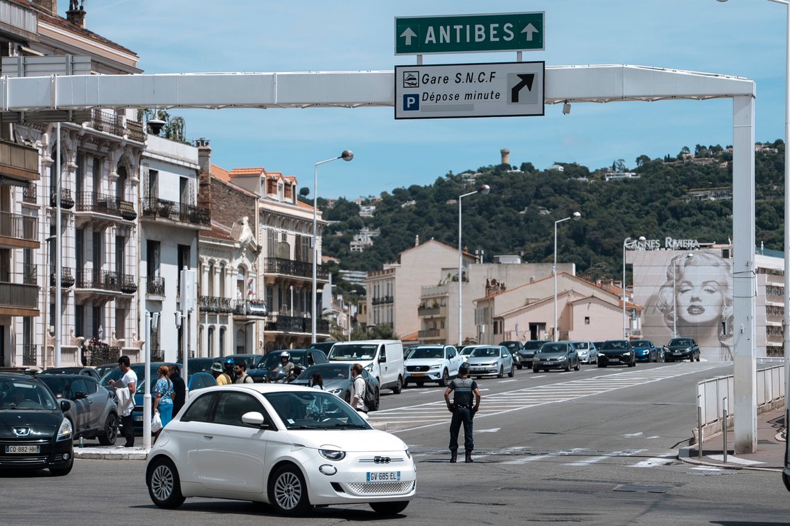 Politiet dirigerer trafikken under et strømbrudd i Cannes, Sør-Frankrike, 24. mai 2025. Foto av Lewis Joly, AP-NTB. Politiet dirigerer trafikken under et strømbrudd i Cannes, Sør-Frankrike, 24. mai 2025. Foto av Lewis Joly, AP-NTB.