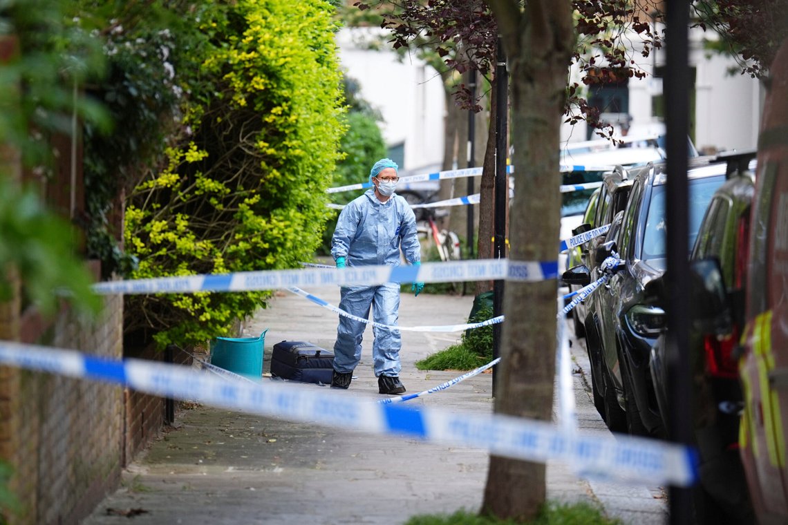 Politiet etterforsket ildspåsettelsen ved Keir Starmers eiendom i Nord-London mandag. Foto: James Manning/PA via AP / NTB Politiet etterforsket ildspåsettelsen ved Keir Starmers eiendom i Nord-London mandag. Foto: James Manning/PA via AP / NTB