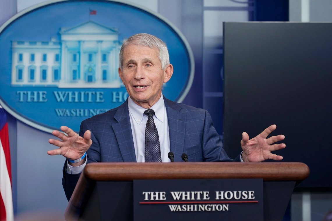 Dr. Anthony Fauci, direktør for National Institute of Allergy and Infectious Diseases, taler under den daglige orienteringen i Det hvite hus i Washington, 1. desember 2021. Foto: Susan Walsh, AP-NTB. Dr. Anthony Fauci, direktør for National Institute of Allergy and Infectious Diseases, taler under den daglige orienteringen i Det hvite hus i Washington, 1. desember 2021. Foto: Susan Walsh, AP-NTB.