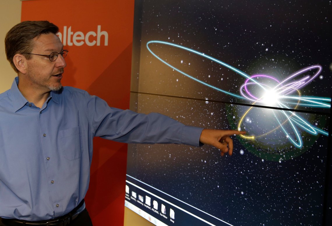 Astronomen Michael Brown fra California Institute of Technology peker på en gul prikk som simulerer Planet ni på en datavideosimulering ved CalTech USGS Media Center i Pasadena, California, 20. januar 2016. Foto: Damian Dovarganes, AP-NTB. Astronomen Michael Brown fra California Institute of Technology peker på en gul prikk som simulerer Planet ni på en datavideosimulering ved CalTech USGS Media Center i Pasadena, California, 20. januar 2016. Foto: Damian Dovarganes, AP-NTB.