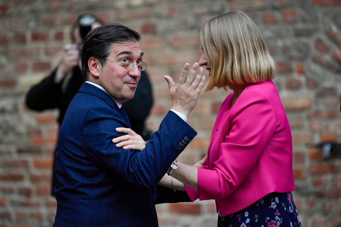 Oslo 20230531.
Utenriksminister José Manuel Albares Bueno fra Spania ønskes velkommen av utenriksminister Anniken Huitfeldt i det han ankommer middagen for NATOs utenriksministere på Akershus festning onsdag ettermiddag.
Foto: Rodrigo Freitas / NTB / POOL Oslo 20230531.
Utenriksminister José Manuel Albares Bueno fra Spania ønskes velkommen av utenriksminister Anniken Huitfeldt i det han ankommer middagen for NATOs utenriksministere på Akershus festning onsdag ettermiddag.
Foto: Rodrigo Freitas / NTB / POOL