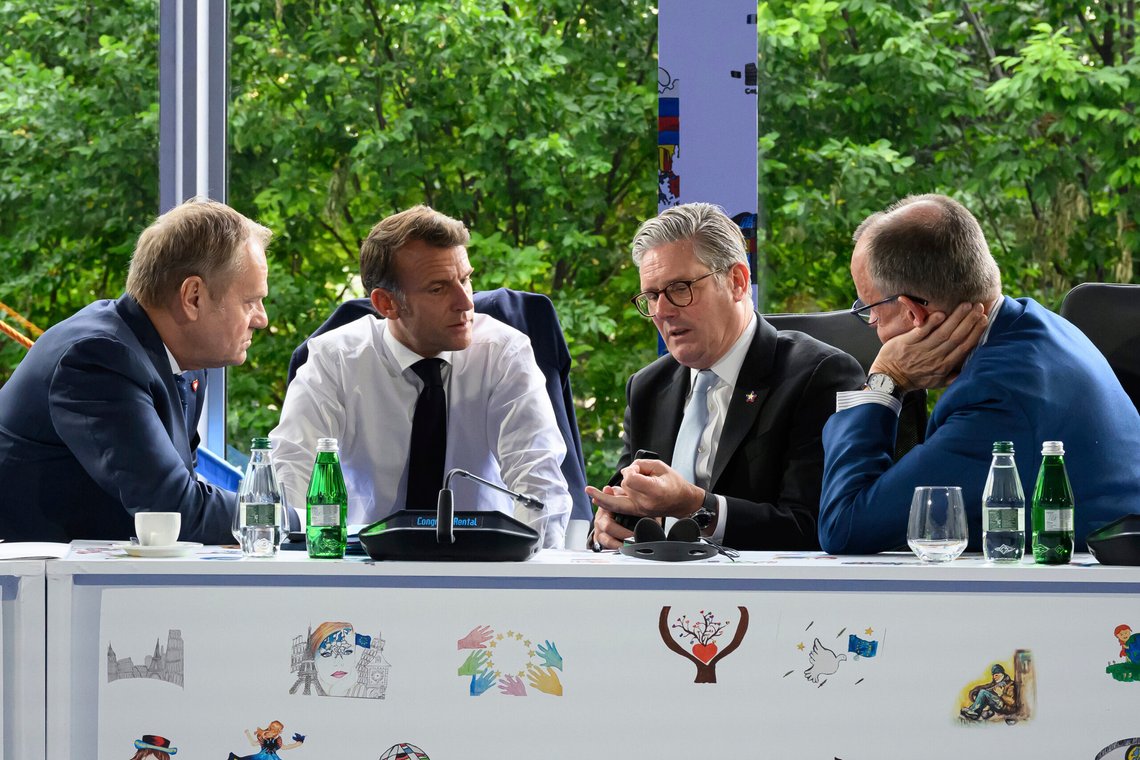 Polens statsminister Donald Tusk, Frankrikes president Emmanuel Macron, Storbritannias statsminister Keir Starmer og Tysklands forbundskansler Friedrich Merz legger planer under toppmøtet for Det europeiske politiske fellesskap fredag 16. mai 2025 i Tirana, Albania. Foto: Leon Neal/Pool via AP/ NTB Polens statsminister Donald Tusk, Frankrikes president Emmanuel Macron, Storbritannias statsminister Keir Starmer og Tysklands forbundskansler Friedrich Merz legger planer under toppmøtet for Det europeiske politiske fellesskap fredag 16. mai 2025 i Tirana, Albania. Foto: Leon Neal/Pool via AP/ NTB