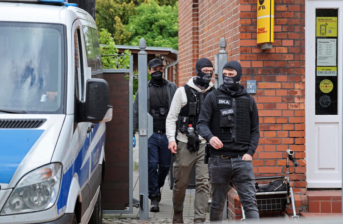 Tysk politi ransaker et lokale i Neubukow i forbindelse med aksjonen mot mistenkte høyreekstremister. Foto: Bernd Wüstneck / DPA via AP / NTB Tysk politi ransaker et lokale i Neubukow i forbindelse med aksjonen mot mistenkte høyreekstremister. Foto: Bernd Wüstneck / DPA via AP / NTB