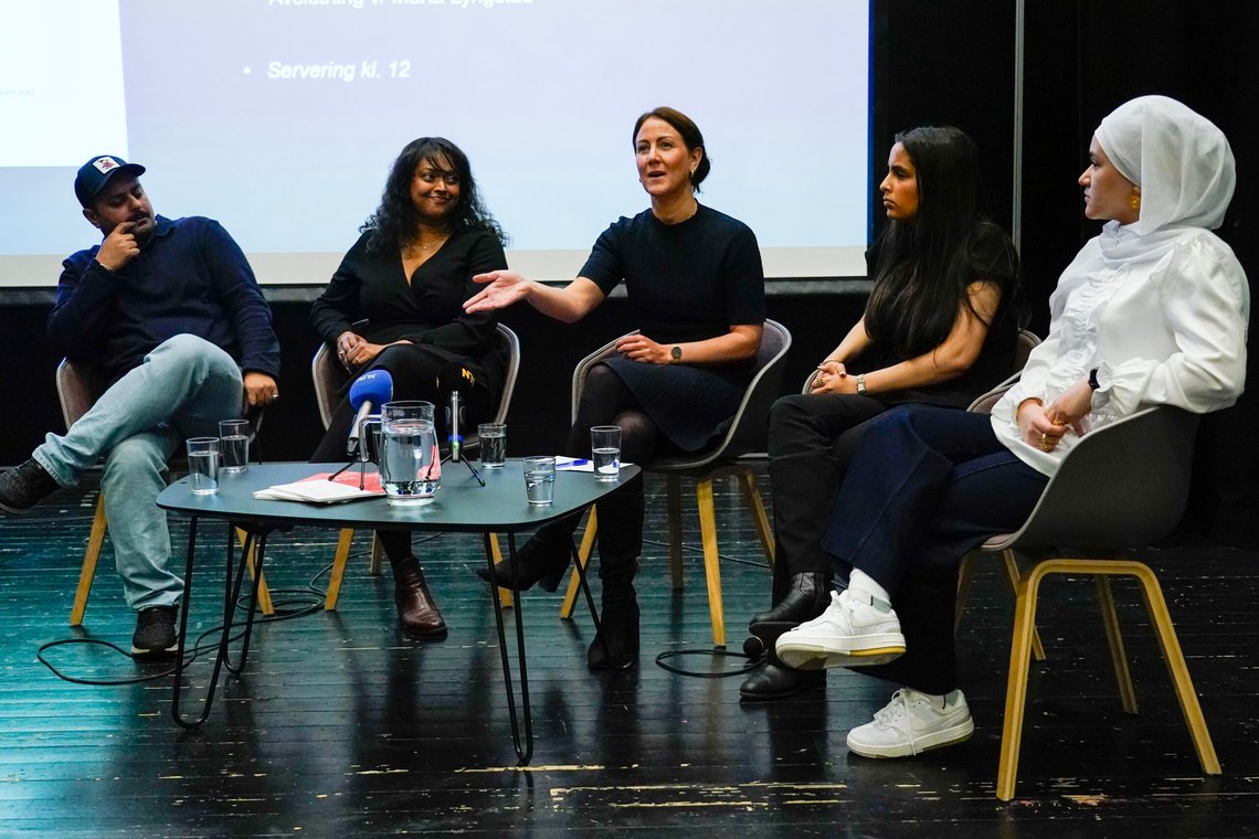 Arbeids- og inkluderingsminister Tonje Brenna sammen med Rana Asghari (t.h), Rawan Naima, Kamzy Gunaratnam og Mohammed Basefer under lanseringen av ny handlingsplan mot negativ sosial kontroll og æresmotivert vold på Bjørnholt Videregående skole mandag. Foto: Gorm Kallestad / NTB Arbeids- og inkluderingsminister Tonje Brenna sammen med Rana Asghari (t.h), Rawan Naima, Kamzy Gunaratnam og Mohammed Basefer under lanseringen av ny handlingsplan mot negativ sosial kontroll og æresmotivert vold på Bjørnholt Videregående skole mandag. Foto: Gorm Kallestad / NTB