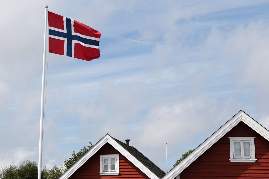 Skjærhalden 20170731.
Et norsk flagg på flaggstang vaier i vinden over noen sjøboder i Skjærhalden på Hvaler utenfor Fredrikstad.
Foto: Erik Johansen / NTB Skjærhalden 20170731.
Et norsk flagg på flaggstang vaier i vinden over noen sjøboder i Skjærhalden på Hvaler utenfor Fredrikstad.
Foto: Erik Johansen / NTB