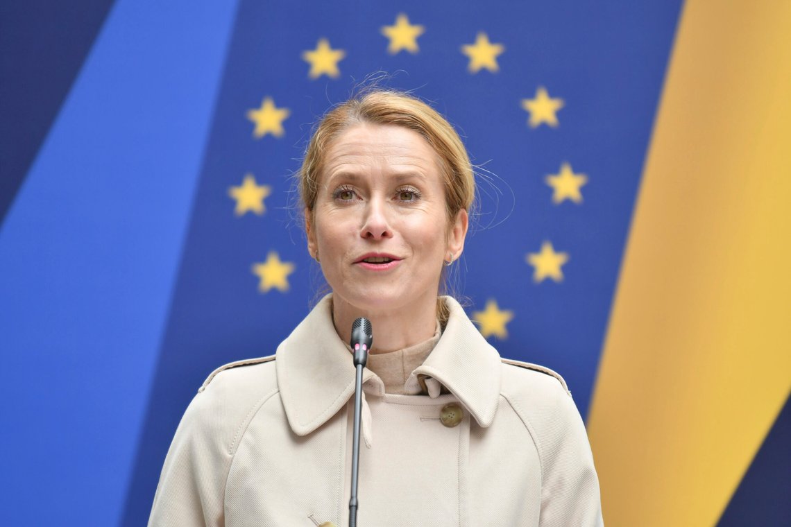 – Vi vil hjelpe det syriske folket med å gjenoppbygge et nytt, inkluderende og fredelig Syria, sier EUs utenrikssjef Kaja Kallas etter at det ble kjent at EU fjerner økonomiske sanksjoner mot Syria. Foto: Mykola Tys / AP / NTB – Vi vil hjelpe det syriske folket med å gjenoppbygge et nytt, inkluderende og fredelig Syria, sier EUs utenrikssjef Kaja Kallas etter at det ble kjent at EU fjerner økonomiske sanksjoner mot Syria. Foto: Mykola Tys / AP / NTB