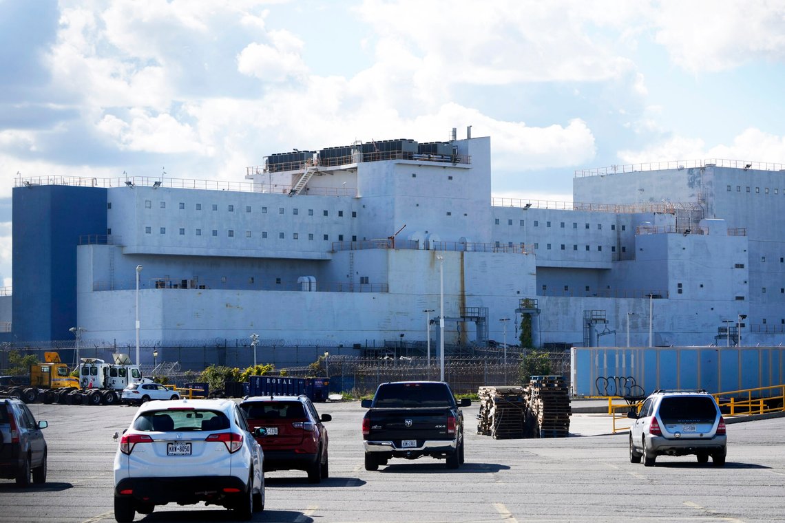 Vernon C. Bain Correctional Center ligger til kai i bydelen Bronx i New York, 16. oktober 2023. Det ankom i 1992 som et midlertidig tiltak for å redusere overbelegget på Rikers Island, byens største fengselskompleks for innsatte som venter på rettssak. Tre tiår seinere skulle det 800 senger store fengselet - som antas å være det siste fengselsskipet i drift i USA - endelig legges ned. Foto: Seth Wenig, AP-NTB. Vernon C. Bain Correctional Center ligger til kai i bydelen Bronx i New York, 16. oktober 2023. Det ankom i 1992 som et midlertidig tiltak for å redusere overbelegget på Rikers Island, byens største fengselskompleks for innsatte som venter på rettssak. Tre tiår seinere skulle det 800 senger store fengselet - som antas å være det siste fengselsskipet i drift i USA - endelig legges ned. Foto: Seth Wenig, AP-NTB.
