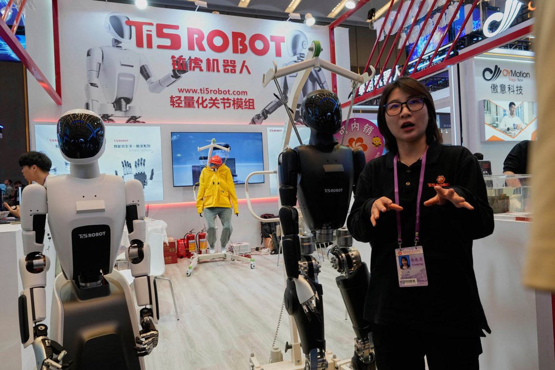 En selger reklamerer for en robot fra Ti5robot på den 137. Canton Fair i Guangzhou i Guangdong-provinsen i Sør-Kina 16. april 2025. Foto: Ng Han Guan, AP-NTB. En selger reklamerer for en robot fra Ti5robot på den 137. Canton Fair i Guangzhou i Guangdong-provinsen i Sør-Kina 16. april 2025. Foto: Ng Han Guan, AP-NTB.