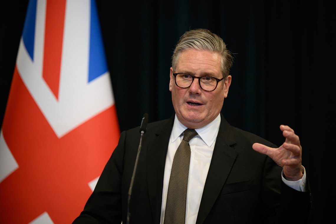 Keir Starmer ser ut til å ha et ønske om å henge opp EU-flagget ved siden av Union Jack. Foto: Leon Neal / AP / NTB Keir Starmer ser ut til å ha et ønske om å henge opp EU-flagget ved siden av Union Jack. Foto: Leon Neal / AP / NTB