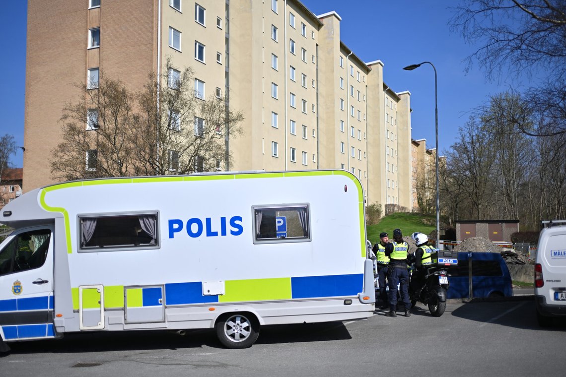 Dagen etter at to menn i alderen 20-25 år ble skutt og drept i Biskopsgården i Göteborg. Foto: Björn Larsson Rosvall, TT-NTB. Dagen etter at to menn i alderen 20-25 år ble skutt og drept i Biskopsgården i Göteborg. Foto: Björn Larsson Rosvall, TT-NTB.