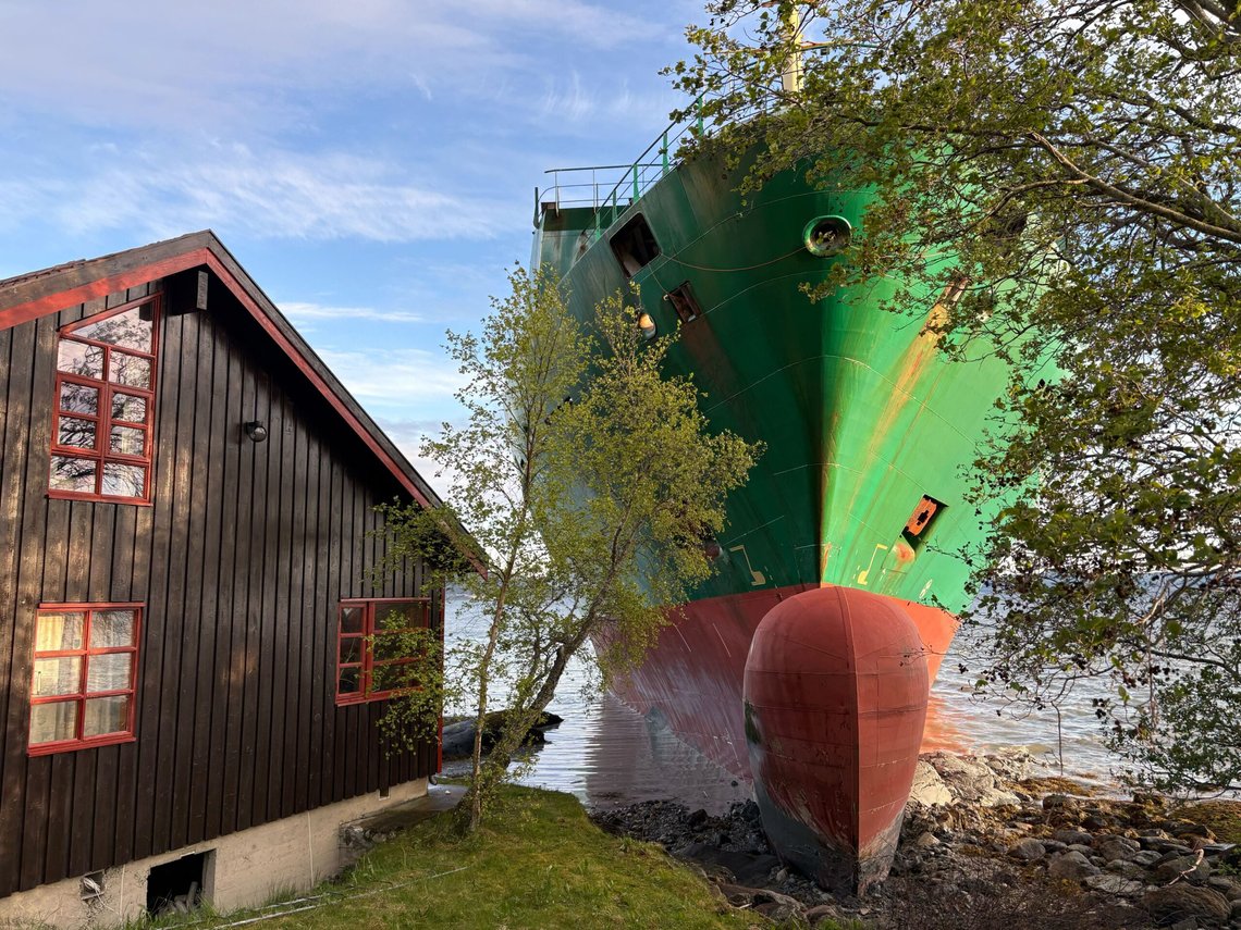 Et 135 meter langt konteinerskip gikk natt til torsdag på grunn i Trondheimsfjorden utenfor Byneset. Det havnet på land ved en bolig. Foto: Joanne Fielder / NTB Et 135 meter langt konteinerskip gikk natt til torsdag på grunn i Trondheimsfjorden utenfor Byneset. Det havnet på land ved en bolig. Foto: Joanne Fielder / NTB